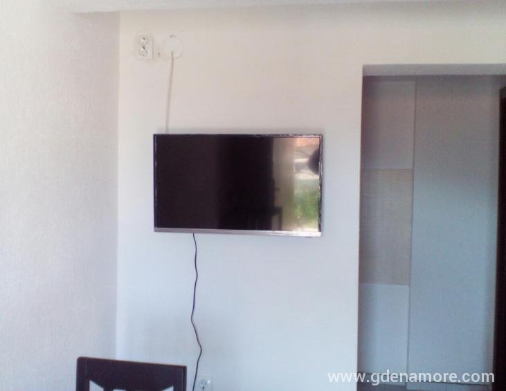 Trpezarija i TV u apartmanu 1c